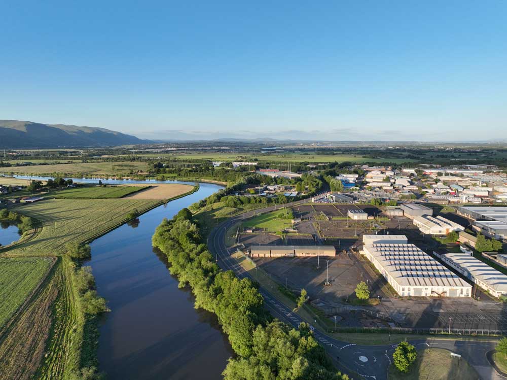 Mod land and river forth - image from a drone